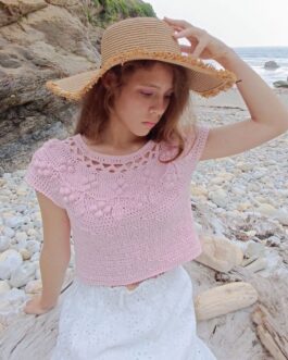 camiseta Menita a crochet rosa chica sentada cerca